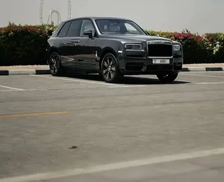 Silnik Benzyna 6,7 l – Wynajmij Rolls-Royce Cullinan w Dubaju.