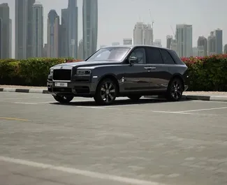 Wypożyczalnia Rolls-Royce Cullinan w Dubaju, ZEA ✓ Nr 14511. ✓ Skrzynia Automatyczna ✓ Opinii: 0.