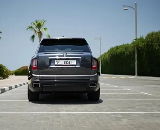 Rolls-Royce Cullinan 2023 do wynajęcia w Dubaju. Limit przebiegu 250 km/dzień.