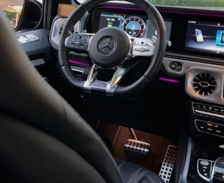Wynajmij Mercedes-Benz G63 AMG 2023 w ZEA. Paliwo: Benzyna. Moc: 570 KM ➤ Koszt od 1200 AED za dobę.