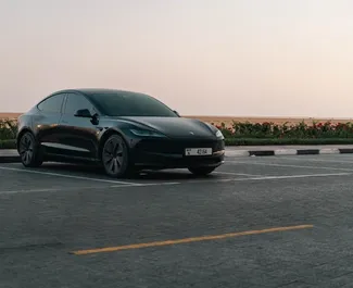 Wynajmij Tesla Model 3 2023 w ZEA. Paliwo: Elektryczność. Moc: 360 KM ➤ Koszt od 288 AED za dobę.