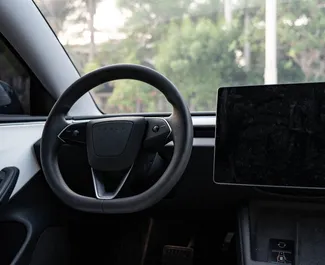 Tesla Model 3 2023 do wynajęcia w Dubaju. Limit przebiegu 250 km/dzień.