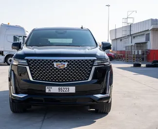 Wnętrze Cadillac Escalade do wynajęcia w ZEA. Doskonały samochód 8-osobowy. ✓ Skrzynia Automatyczna.