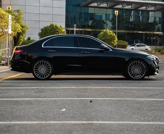 Wnętrze Mercedes-Benz C200 do wynajęcia w ZEA. Doskonały samochód 5-osobowy. ✓ Skrzynia Automatyczna.