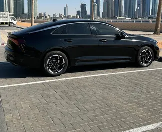 Kia K5 2024 do wynajęcia w Dubaju. Limit przebiegu 250 km/dzień.