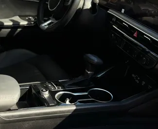 Wynajmij Kia K5 2024 w ZEA. Paliwo: Benzyna. Moc: 180 KM ➤ Koszt od 120 AED za dobę.