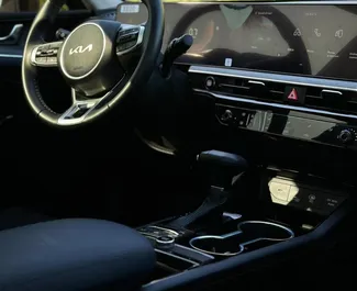 Wnętrze Kia K5 do wynajęcia w ZEA. Doskonały samochód 5-osobowy. ✓ Skrzynia Automatyczna.