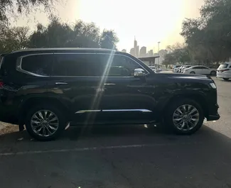 Wynajmij Toyota Land Cruiser 300 2024 w ZEA. Paliwo: Benzyna. Moc: 409 KM ➤ Koszt od 480 AED za dobę.