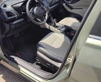 Wnętrze Subaru Forester do wynajęcia w Gruzji. Doskonały samochód 5-osobowy. ✓ Skrzynia Automatyczna.
