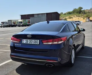 Wnętrze Kia Optima do wynajęcia w Armenii. Doskonały samochód 4-osobowy. ✓ Skrzynia Automatyczna.