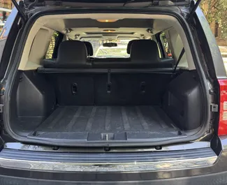 Wynajmij Jeep Patriot 2017 w Gruzji. Paliwo: Benzyna. Moc: 180 KM ➤ Koszt od 70 GEL za dobę.