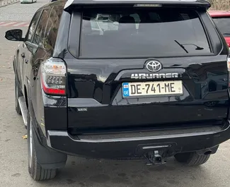 Wynajmij Toyota 4 Runner 2024 w Gruzji. Paliwo: Benzyna. Moc: 100 KM ➤ Koszt od 270 GEL za dobę.