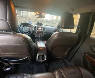 Silnik Benzyna 3,2 l – Wynajmij Jeep Cherokee w Tbilisi.