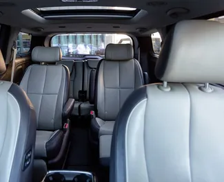 Wnętrze Kia Sedona do wynajęcia w Gruzji. Doskonały samochód 7-osobowy. ✓ Skrzynia Automatyczna.