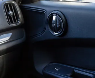 Wnętrze Mini Countryman Cooper do wynajęcia w Gruzji. Doskonały samochód 5-osobowy. ✓ Skrzynia Automatyczna.