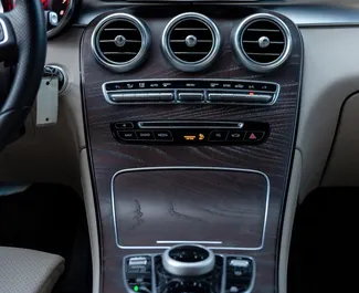 Wnętrze Mercedes-Benz GLC-Class do wynajęcia w Gruzji. Doskonały samochód 5-osobowy. ✓ Skrzynia Automatyczna.