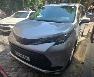 Wynajmij Toyota Sienna 2023 w Gruzji. Paliwo: Benzyna. Moc: 100 KM ➤ Koszt od 240 GEL za dobę.