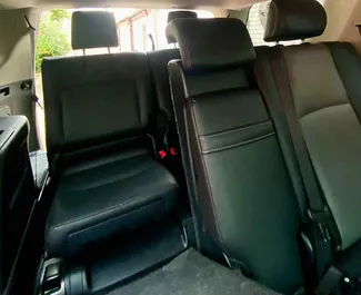 Wnętrze Toyota 4 Runner do wynajęcia w Gruzji. Doskonały samochód 7-osobowy. ✓ Skrzynia Automatyczna.