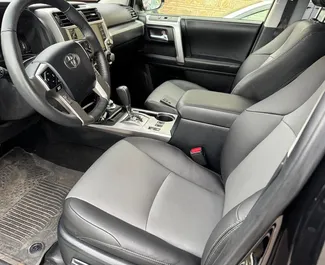 Wnętrze Toyota 4 Runner do wynajęcia w Gruzji. Doskonały samochód 7-osobowy. ✓ Skrzynia Automatyczna.