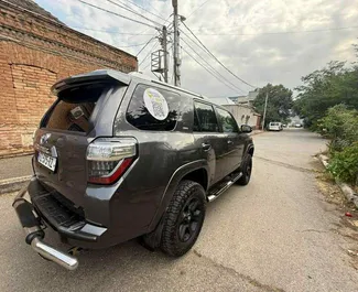 Wynajmij Toyota 4 Runner 2019 w Gruzji. Paliwo: Benzyna. Moc: 270 KM ➤ Koszt od 190 GEL za dobę.