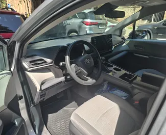 Wypożyczalnia Toyota Sienna w Tbilisi, Gruzja ✓ Nr 14724. ✓ Skrzynia Automatyczna ✓ Opinii: 0.
