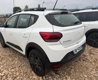 Wynajem samochodu Dacia Sandero Stepway nr 14769 (Automatyczna) na lotnisku w Tiranie, z silnikiem 1,0l. Benzyna ➤ Bezpośrednio od Marenglen w Albanii.