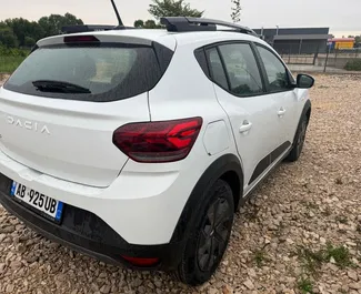 Wynajmij Dacia Sandero Stepway 2024 w Albanii. Paliwo: Benzyna. Moc: 90 KM ➤ Koszt od 10 EUR za dobę.
