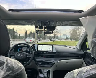 Wynajmij Hyundai Bayon 2025 w Turcji. Paliwo: Benzyna. Moc: 140 KM ➤ Koszt od 58 USD za dobę.