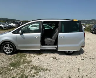 SEAT Alhambra 2017 do wynajęcia na lotnisku w Tiranie. Limit przebiegu nieograniczony.
