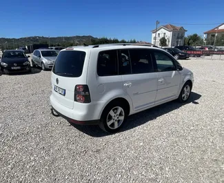 Wynajmij Volkswagen Touran 2010 w Albanii. Paliwo: Diesel. Moc:  KM ➤ Koszt od 50 EUR za dobę.