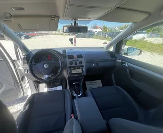 Volkswagen Touran 2010 do wynajęcia w Tiranie. Limit przebiegu nieograniczony.