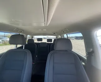 Wnętrze Volkswagen Touran do wynajęcia w Albanii. Doskonały samochód 7-osobowy. ✓ Skrzynia Automatyczna.