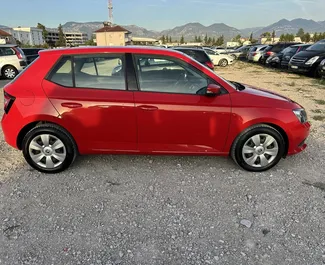 Skoda Fabia 2017 do wynajęcia na lotnisku w Tiranie. Limit przebiegu nieograniczony.