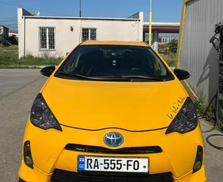 Wynajmij Toyota Prius C 2014 w Gruzji. Paliwo: Hybryda. Moc: 101 KM ➤ Koszt od 100 GEL za dobę.
