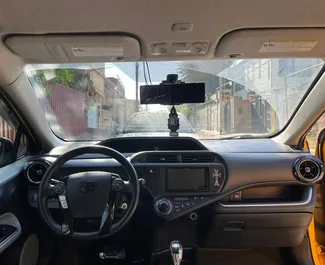 Toyota Prius C 2014 do wynajęcia w Tbilisi. Limit przebiegu nieograniczony.