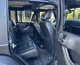 Wynajmij Jeep Wrangler 2021 w Gruzji. Paliwo: Benzyna. Moc: 320 KM ➤ Koszt od 350 GEL za dobę.