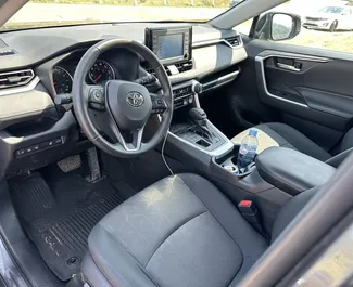 Wynajmij Toyota Rav4 2023 w Gruzji. Paliwo: Benzyna. Moc: 260 KM ➤ Koszt od 240 GEL za dobę.