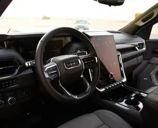 Wynajmij GMC Yukon 2025 w ZEA. Paliwo: Benzyna. Moc: 600 KM ➤ Koszt od 650 AED za dobę.