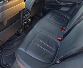 BMW X5 2017 do wynajęcia w Tiranie. Limit przebiegu nieograniczony.