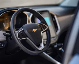 Chevrolet Captiva 2026 do wynajęcia w Dubaju. Limit przebiegu 250 km/dzień.