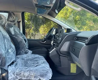 Wnętrze Hyundai Staria do wynajęcia w ZEA. Doskonały samochód 9-osobowy. ✓ Skrzynia Automatyczna.