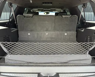 Wnętrze Cadillac Escalade do wynajęcia w Gruzji. Doskonały samochód 7-osobowy. ✓ Skrzynia Automatyczna.
