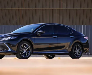Wynajmij Toyota Camry 2023 w Gruzji. Paliwo: Benzyna. Moc: 180 KM ➤ Koszt od 160 GEL za dobę.