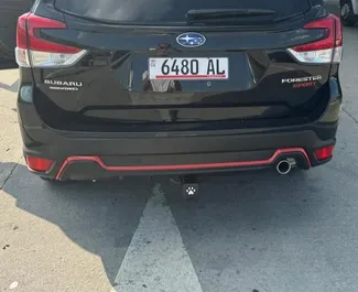 Wnętrze Subaru Forester do wynajęcia w Gruzji. Doskonały samochód 5-osobowy. ✓ Skrzynia Automatyczna.