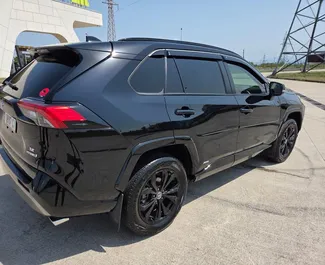Wynajmij Toyota Rav4 2023 w Gruzji. Paliwo: Benzyna. Moc: 100 KM ➤ Koszt od 170 GEL za dobę.