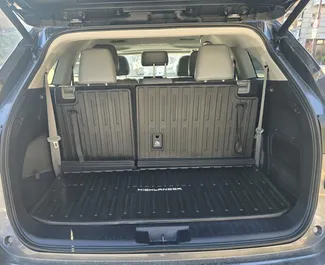 Wynajmij Toyota Highlander 2023 w Gruzji. Paliwo: Benzyna. Moc: 100 KM ➤ Koszt od 210 GEL za dobę.