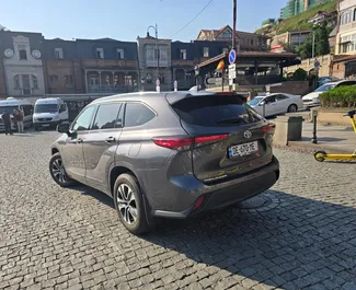 Toyota Highlander 2023 do wynajęcia w Tbilisi. Limit przebiegu nieograniczony.