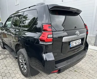 Wynajmij Toyota Land Cruiser Prado 2023 w Gruzji. Paliwo: Diesel. Moc: 350 KM ➤ Koszt od 350 GEL za dobę.