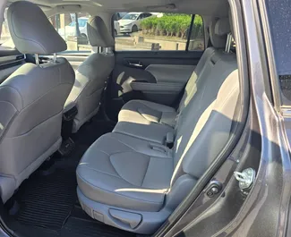 Wnętrze Toyota Highlander do wynajęcia w Gruzji. Doskonały samochód 7-osobowy. ✓ Skrzynia Automatyczna.
