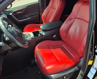 Wnętrze Toyota Rav4 do wynajęcia w Gruzji. Doskonały samochód 5-osobowy. ✓ Skrzynia Automatyczna.